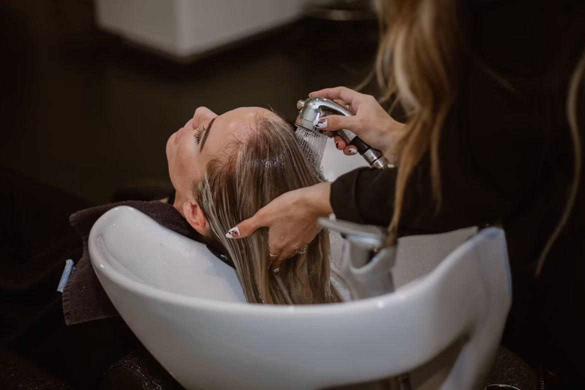 Quanto spesso lavare i capelli? La guida completa